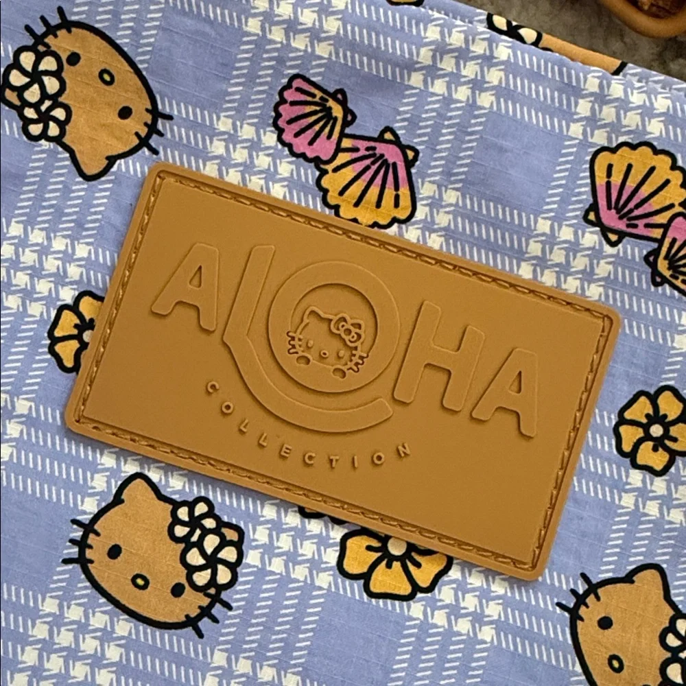 Aloha Collection Hello Kitty Palaka Le Tour Crossbody Bag NWT - Picture 4 of 6